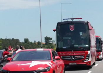 Turqia me përcjellje spektakolare në Kupën e Botës, autokolonë prej mijëra makinash! (FOTO)