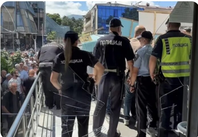 Debreshi në protestë për mungesën e ujit të pijshëm  demolohen xhamat e Komunës së Gostivarit