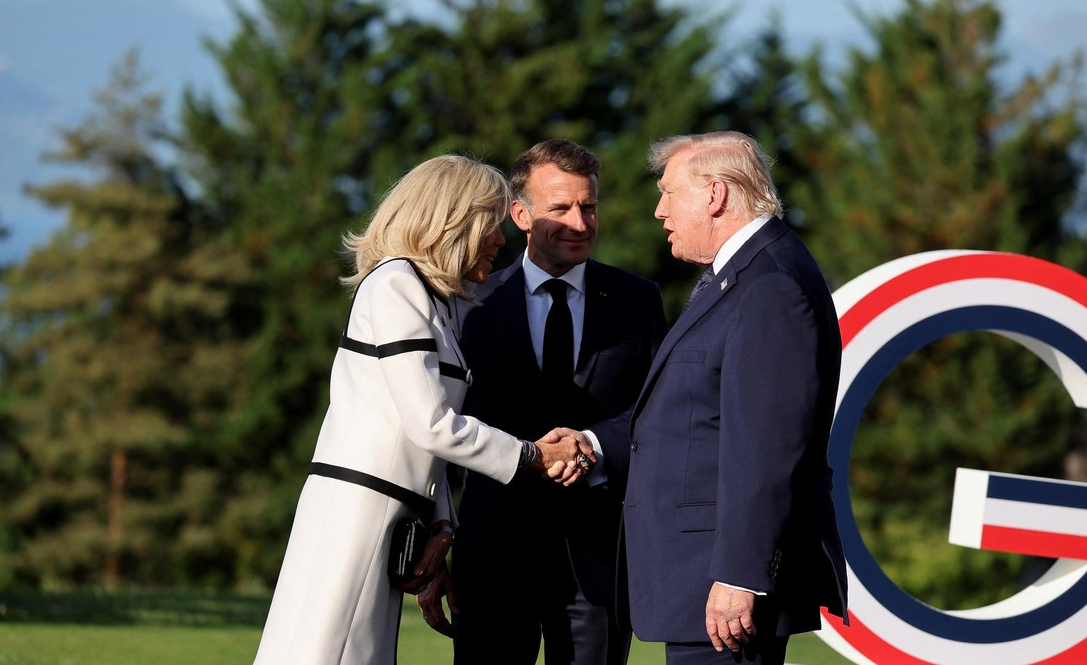 Video e sikletshme nga samiti në Francë  Trump nuk ia lëshon dorën Brigitte Macron