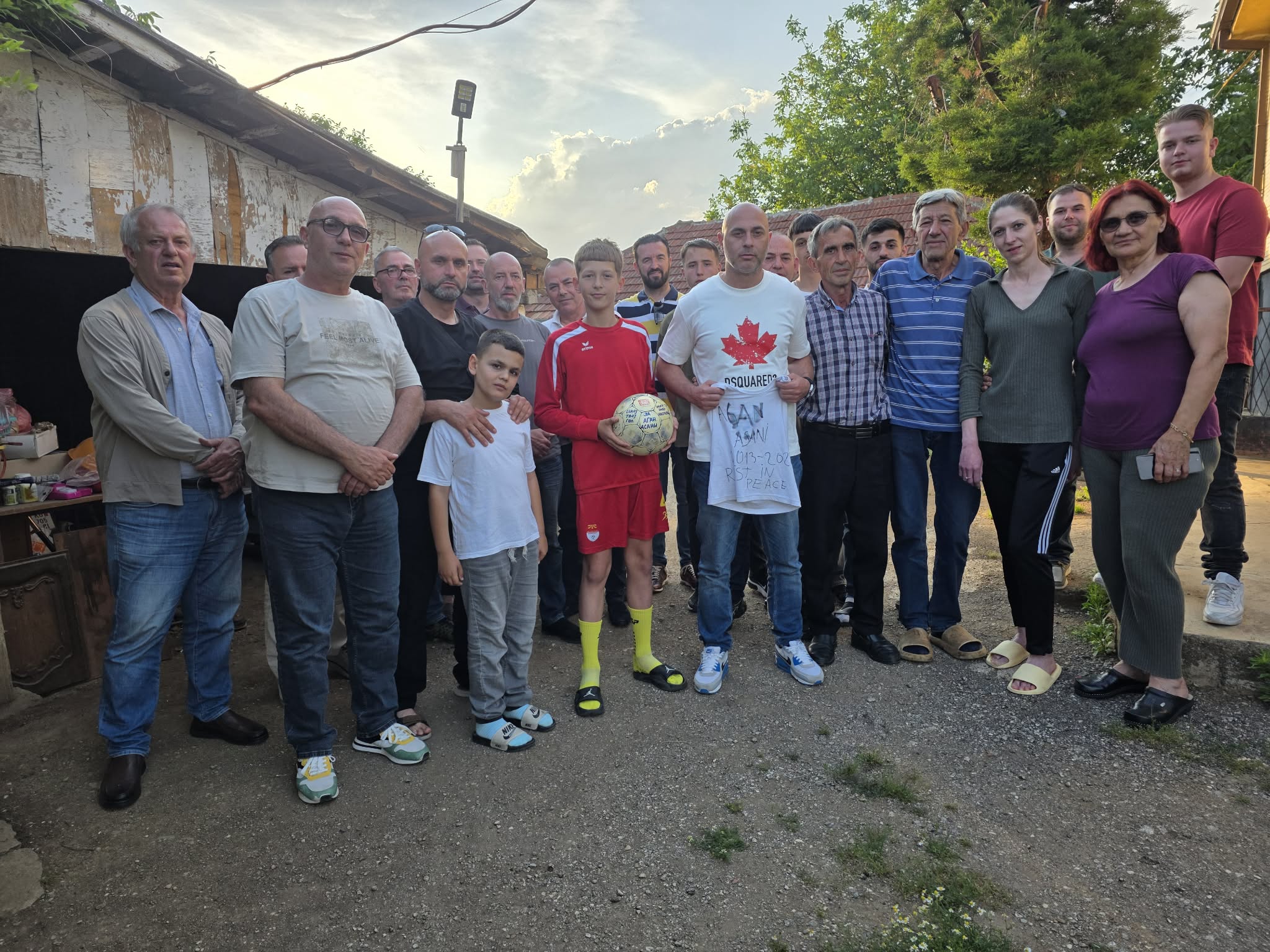 Familja e Agan Asanit nga Çerkezi i Kumanovës vizitoi djaloshin nga fshati Umindoll  David Dokmanovik  që ia dedikoi golin  Një takim që preku zemrat e të gjithëve  VIDEO 