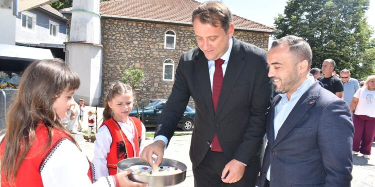 Fëmijët e Jabollçishtit të Poshtëm bëhen me kënd të lojtërave, me kërkesë të kryetarit të Çashkës, Suat Shaqiri dhe me mbështetje të Ambasadës së Kosovës hapet “Parku i Miqve”