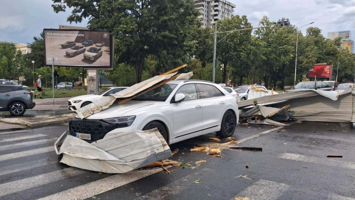 Çati  pemë dhe semaforë të rrëzuar dhe rrugë të bllokuara nga moti i keq në Shkup