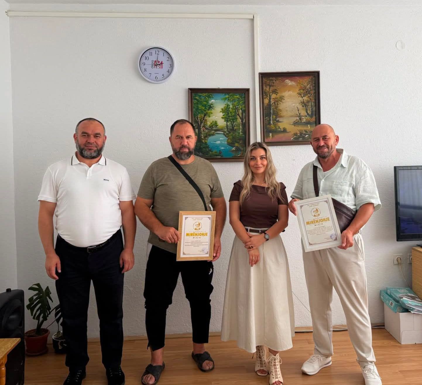 Mirënjohje për kontribuuesit e shkollës   nderohen Ismet Ajeti  Shefket Ajeti dhe hoxhë Ismet Ademi 